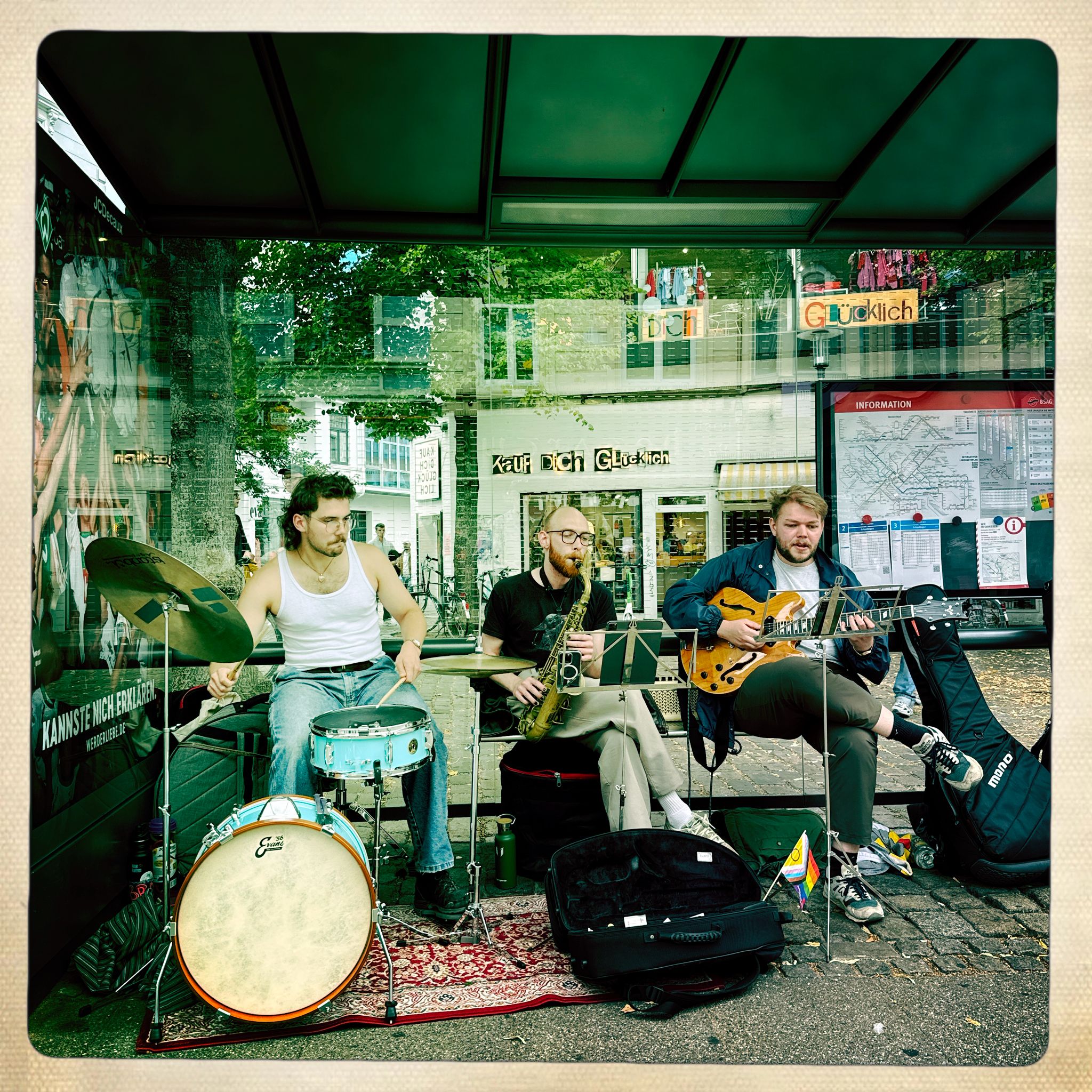 HeiNick Vrolichs (Altsaxophon), Tobias Bruns (E-Gitarre), und Oskar Schönherr (Drums)