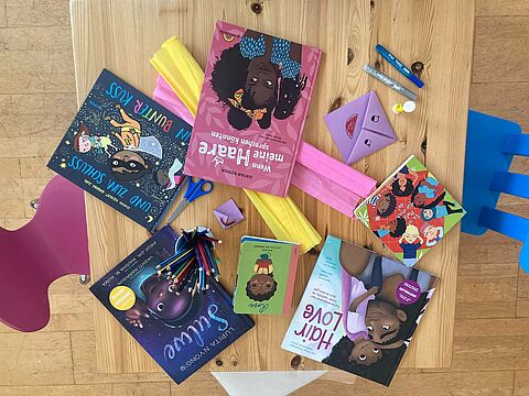 Veranstaltung: Galaxie der Bücher: Schwarze Kinderbibliothek – Lese- und Bastelangebot Galaxie der Bücher: Schwarze Kinderbibliothek – Lese- und Bastelangebot
